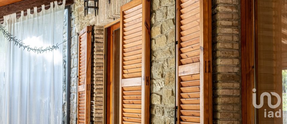 House 12 rooms of 485 m² in Assisi (06081)