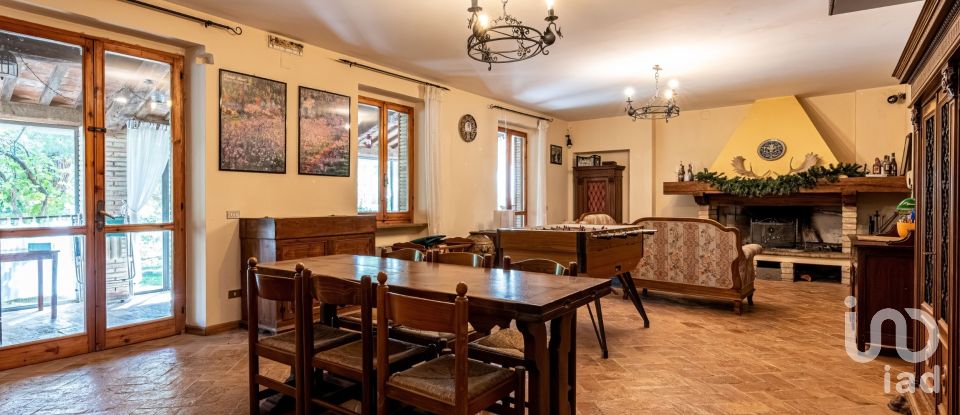 House 12 rooms of 485 m² in Assisi (06081)