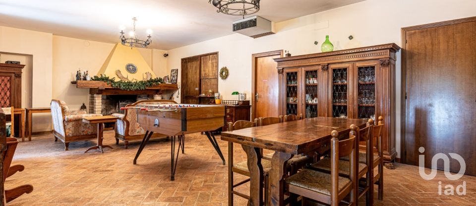 House 12 rooms of 485 m² in Assisi (06081)