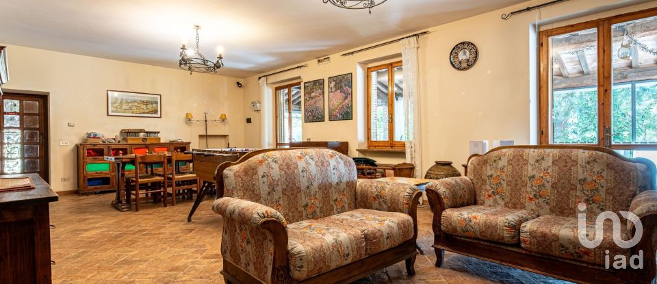 House 12 rooms of 485 m² in Assisi (06081)