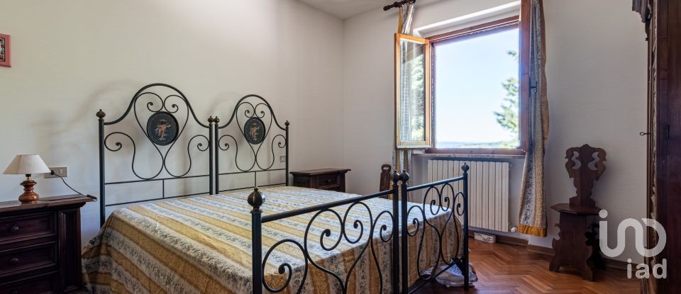 House 12 rooms of 485 m² in Assisi (06081)