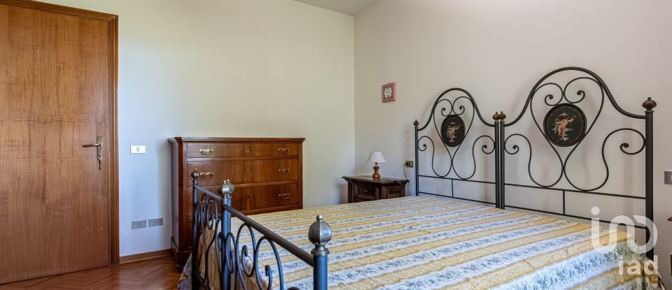 House 12 rooms of 485 m² in Assisi (06081)