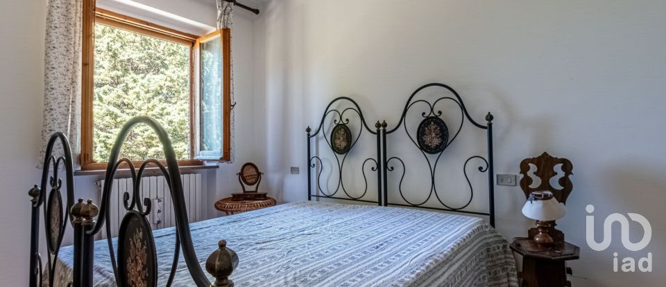 House 12 rooms of 485 m² in Assisi (06081)