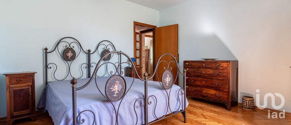 House 12 rooms of 485 m² in Assisi (06081)