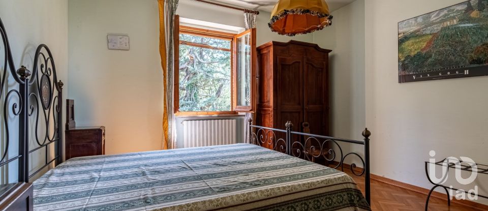 House 12 rooms of 485 m² in Assisi (06081)