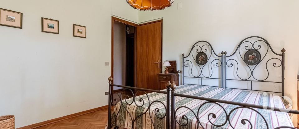 House 12 rooms of 485 m² in Assisi (06081)