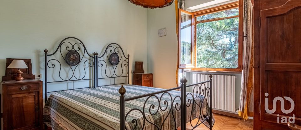 House 12 rooms of 485 m² in Assisi (06081)