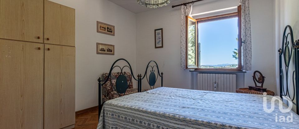 House 12 rooms of 485 m² in Assisi (06081)