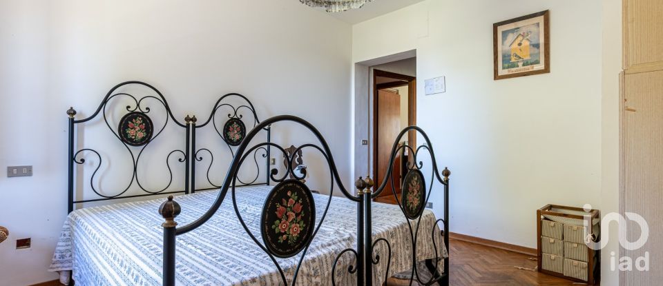 House 12 rooms of 485 m² in Assisi (06081)