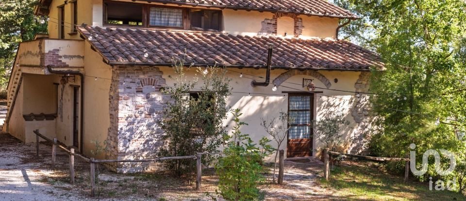 House 12 rooms of 485 m² in Assisi (06081)