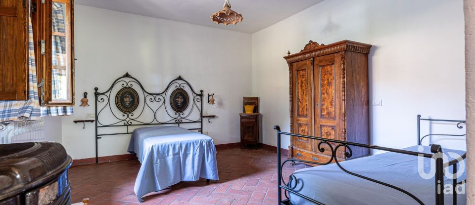 House 12 rooms of 485 m² in Assisi (06081)