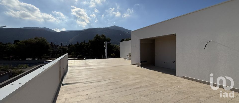 Farm 10 rooms of 307 m² in Palermo (90147)