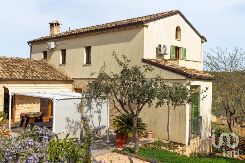 Casa indipendente 9 locali di 270 m² in Ripatransone (63065)