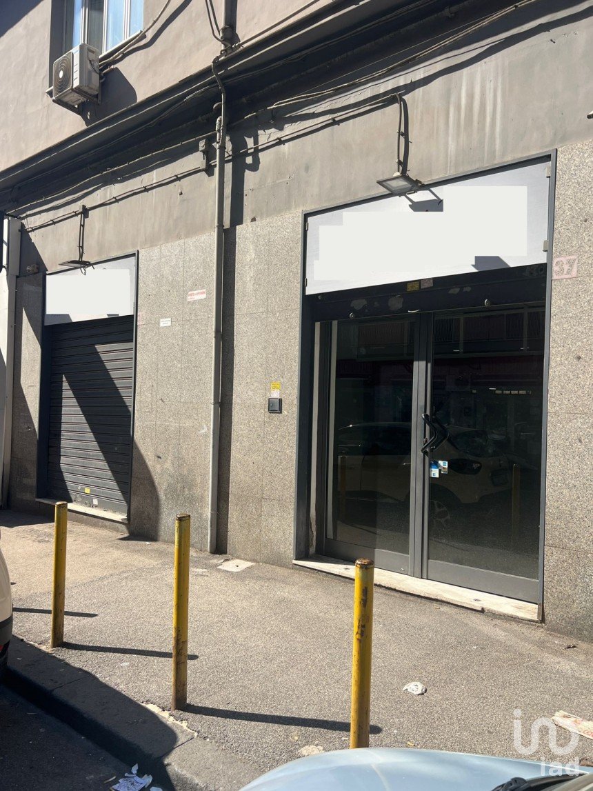 Negozio / locale commerciale di 110 m² in Napoli (80141)