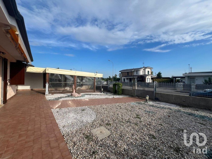 Villa Bifamiliare 3 locali di 200 m² in Poggio Rusco (46025)