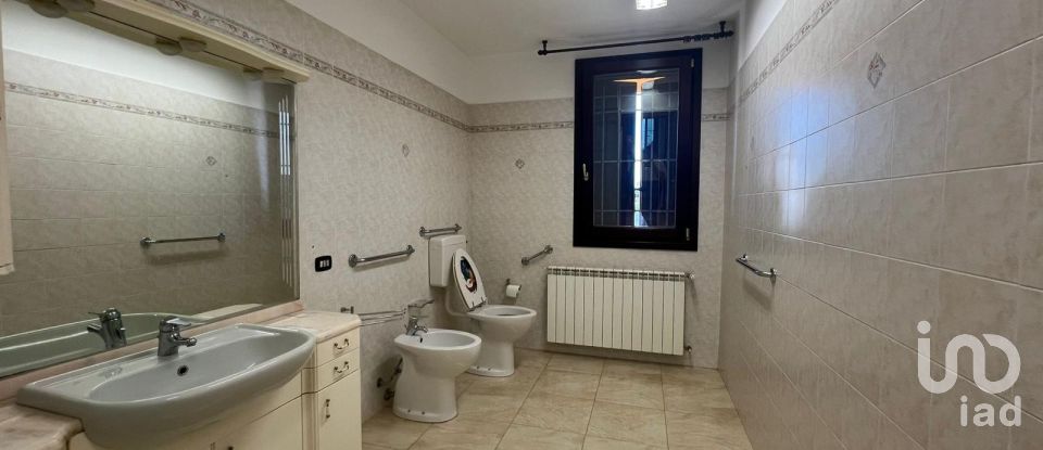 Villa Bifamiliare 3 locali di 200 m² in Poggio Rusco (46025)