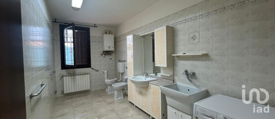 Villa Bifamiliare 3 locali di 200 m² in Poggio Rusco (46025)