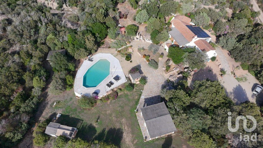 House 10 rooms of 220 m² in Arzachena (07021)