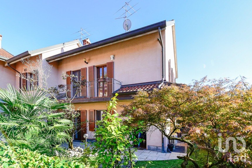 Traditional house 4 rooms of 178 m² in Seregno (20831)