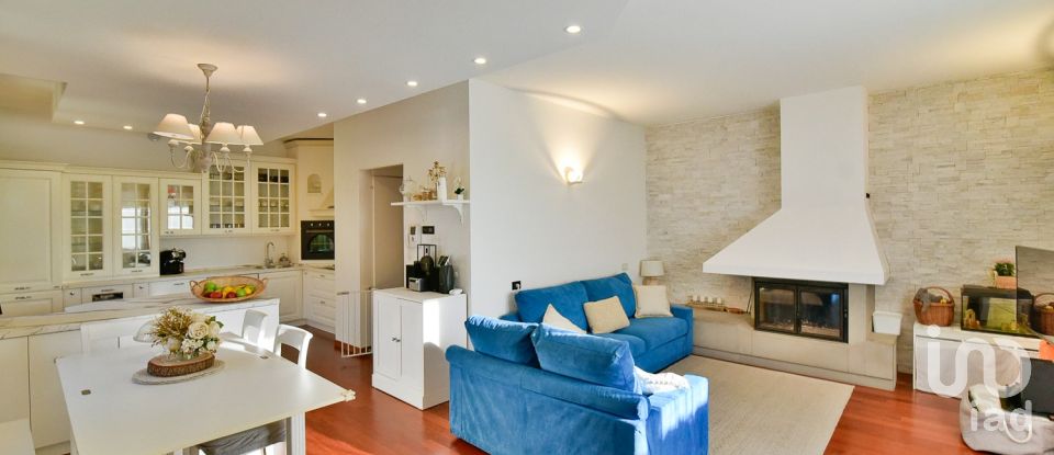 Traditional house 4 rooms of 178 m² in Seregno (20831)