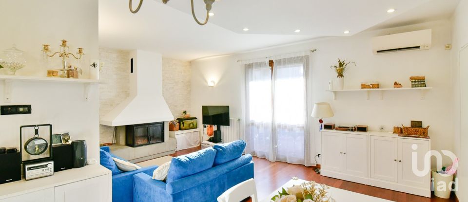 Traditional house 4 rooms of 178 m² in Seregno (20831)