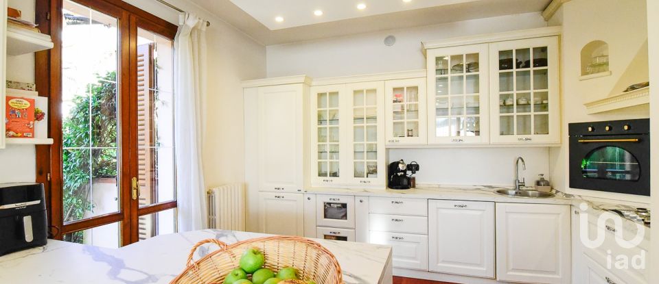 Traditional house 4 rooms of 178 m² in Seregno (20831)