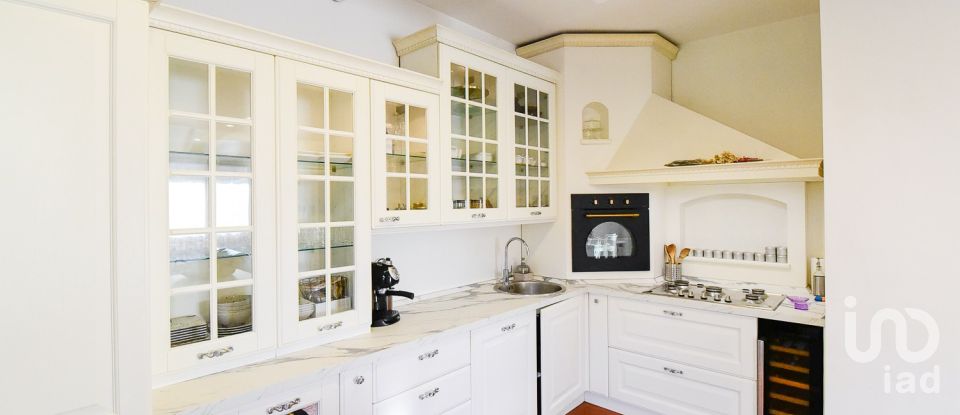 Traditional house 4 rooms of 178 m² in Seregno (20831)