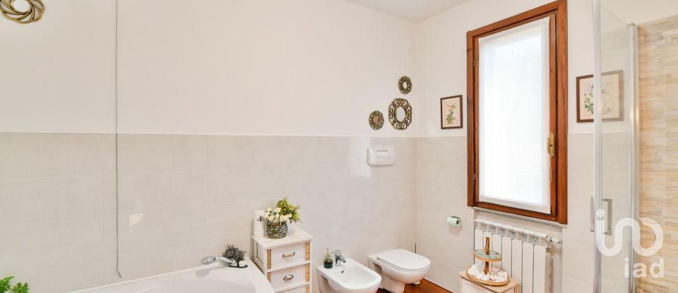 Traditional house 4 rooms of 178 m² in Seregno (20831)