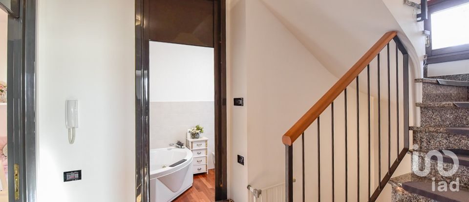 Traditional house 4 rooms of 178 m² in Seregno (20831)