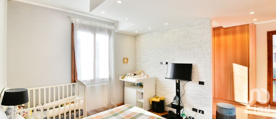 Traditional house 4 rooms of 178 m² in Seregno (20831)