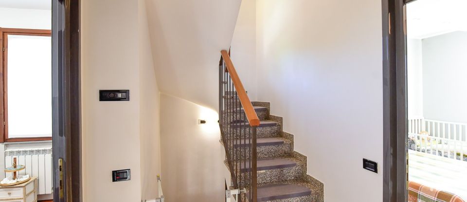 Traditional house 4 rooms of 178 m² in Seregno (20831)