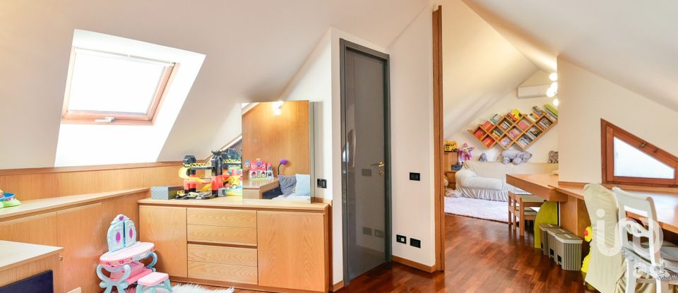 Traditional house 4 rooms of 178 m² in Seregno (20831)