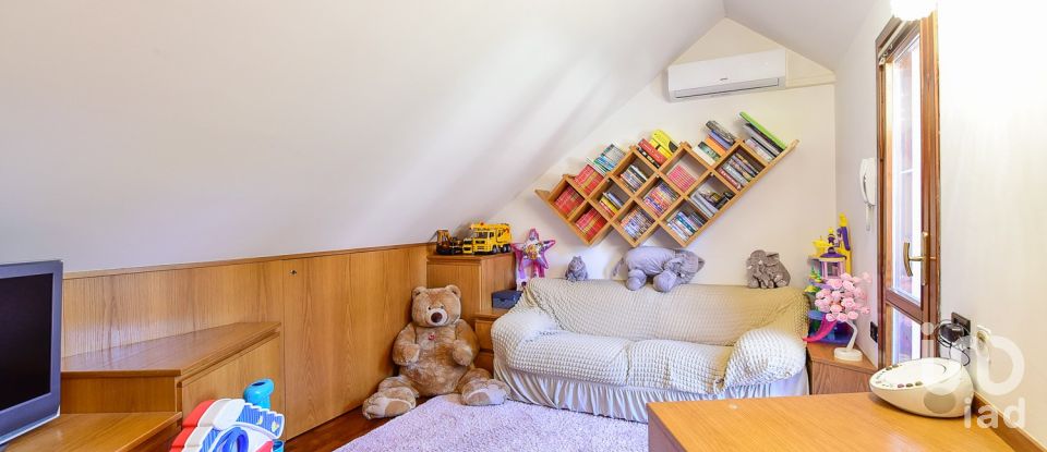 Traditional house 4 rooms of 178 m² in Seregno (20831)