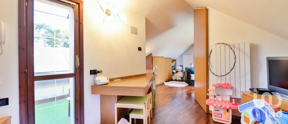 Traditional house 4 rooms of 178 m² in Seregno (20831)