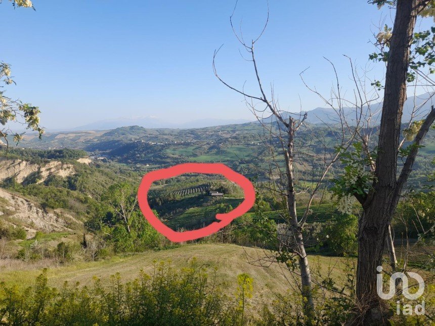 Land of 280,000 m² in Montefino (64030)