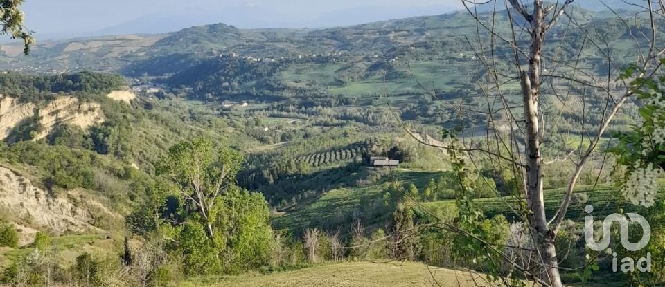 Land of 280,000 m² in Montefino (64030)