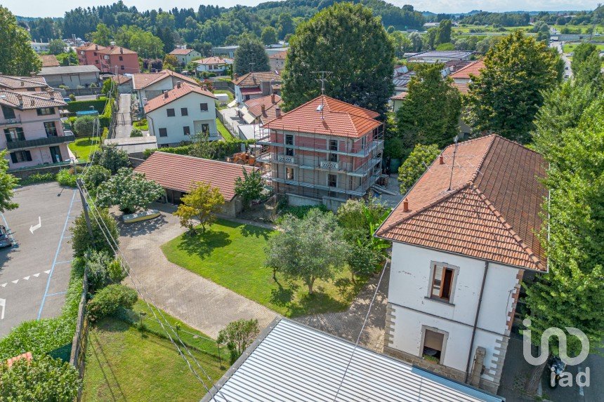 Casale 5 locali di 190 m² in Fino Mornasco (22073)