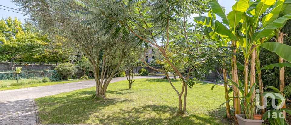 Casale 5 locali di 190 m² in Fino Mornasco (22073)