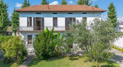 Casale 5 locali di 190 m² in Fino Mornasco (22073)