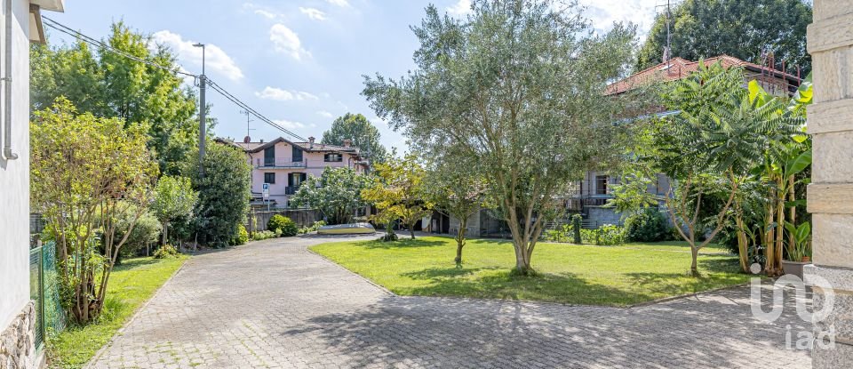 Casale 5 locali di 190 m² in Fino Mornasco (22073)