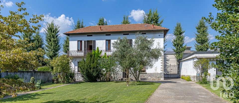 Casale 5 locali di 190 m² in Fino Mornasco (22073)