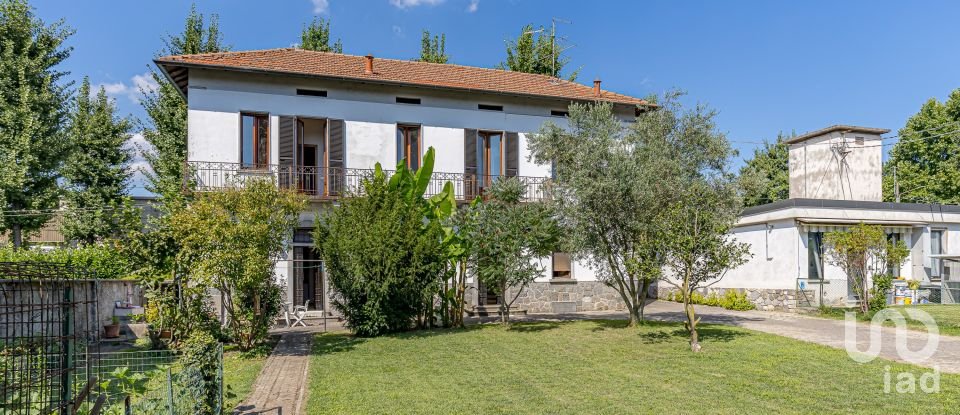 Casale 5 locali di 190 m² in Fino Mornasco (22073)