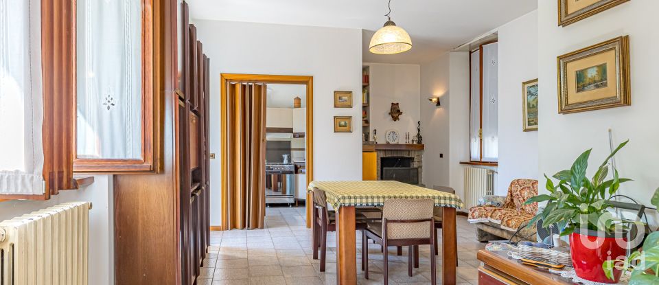 Casale 5 locali di 190 m² in Fino Mornasco (22073)