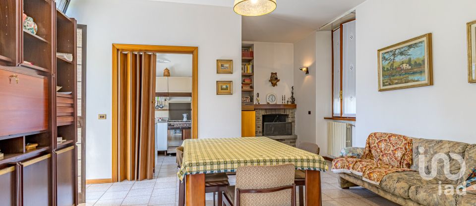 Casale 5 locali di 190 m² in Fino Mornasco (22073)