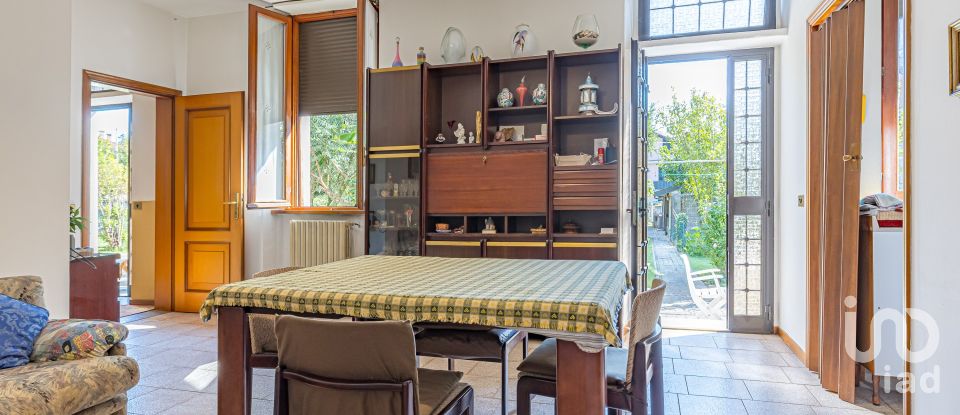 Casale 5 locali di 190 m² in Fino Mornasco (22073)