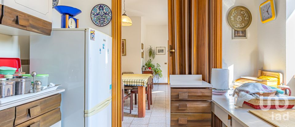 Casale 5 locali di 190 m² in Fino Mornasco (22073)