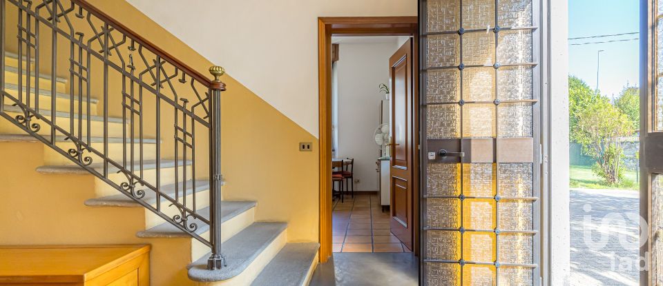 Casale 5 locali di 190 m² in Fino Mornasco (22073)