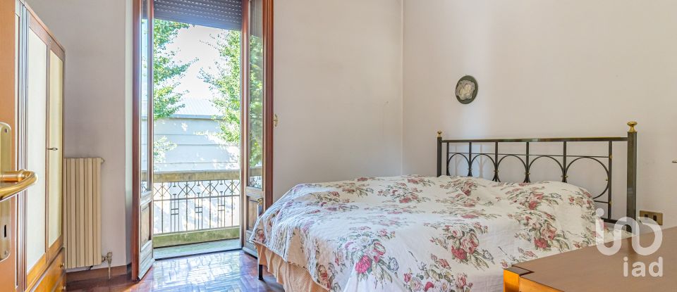 Casale 5 locali di 190 m² in Fino Mornasco (22073)