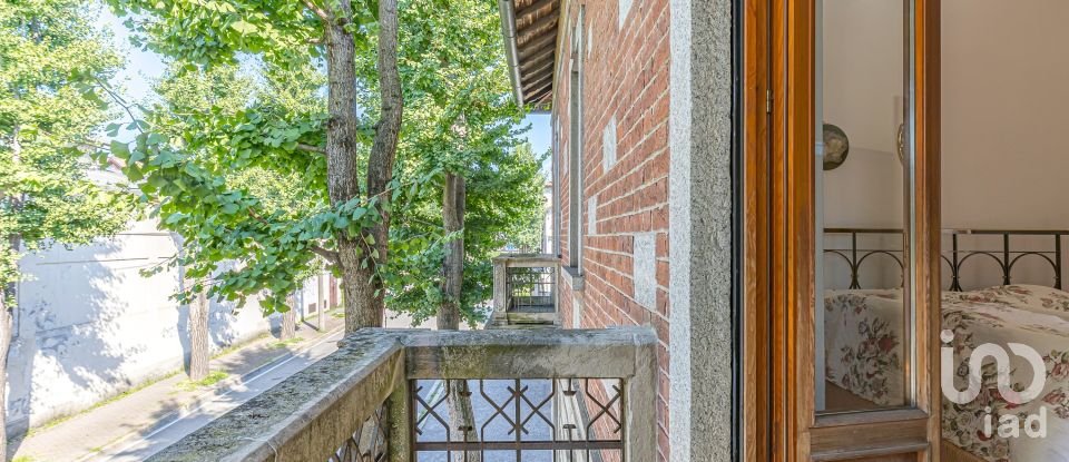 Casale 5 locali di 190 m² in Fino Mornasco (22073)