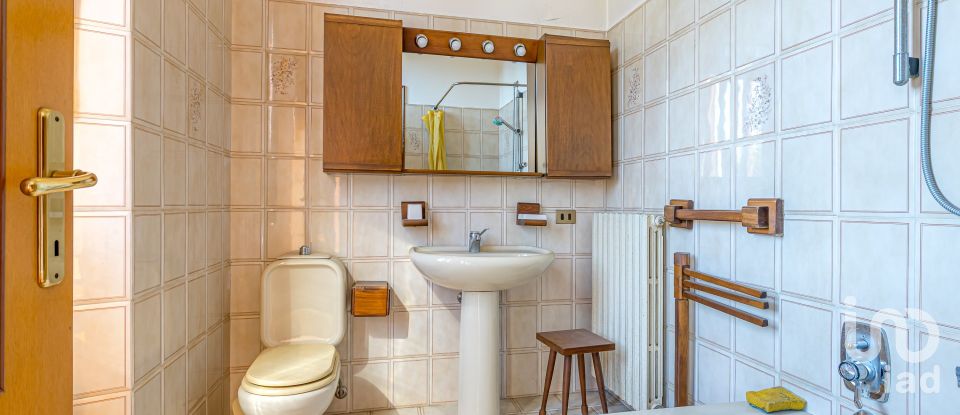 Casale 5 locali di 190 m² in Fino Mornasco (22073)